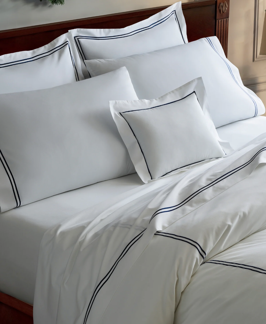 WHITE / NAVY PERCALE SHEET SET