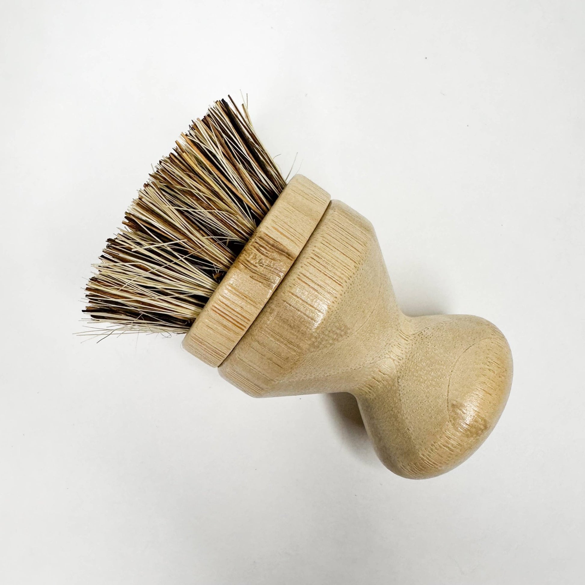 NATURAL BAMBOO + SISAL SAUCEPAN BRUSH - product image, short dish brush 