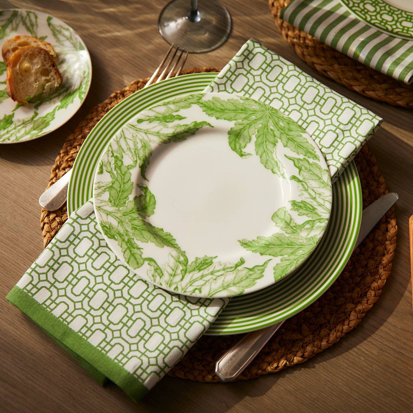 NEWPORT DINNER NAPKIN VERDE ( Set of 4 ) - Product image highlighting color, material, and overall design