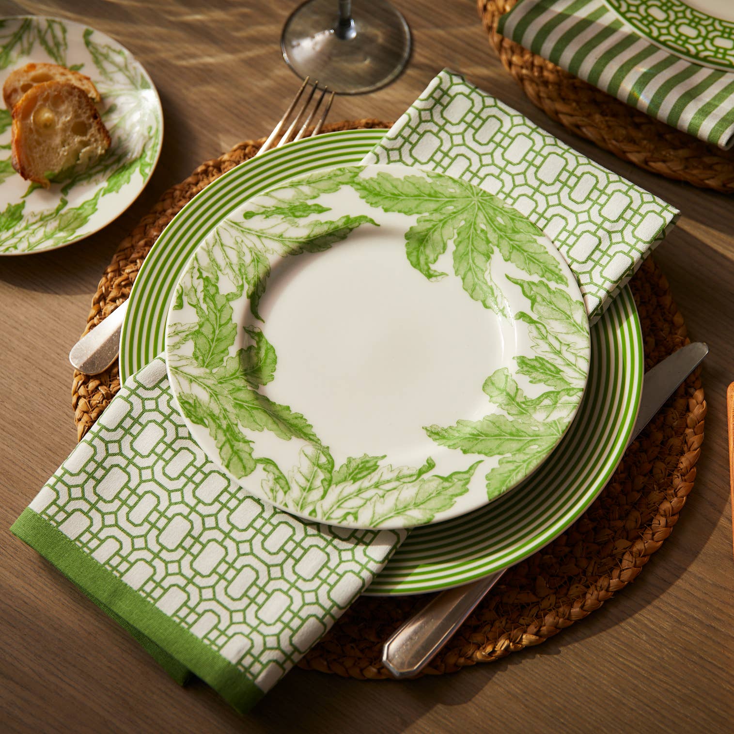 NEWPORT DINNER NAPKIN VERDE ( Set of 4 ) - Product image highlighting color, material, and overall design
